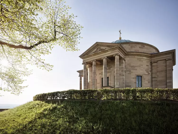 Foto: Staatliche Schlösser und Gärten Baden-Württemberg, Günther Bayerl Grabkapelle auf dem Württemberg, Grabkapelle im Frühling