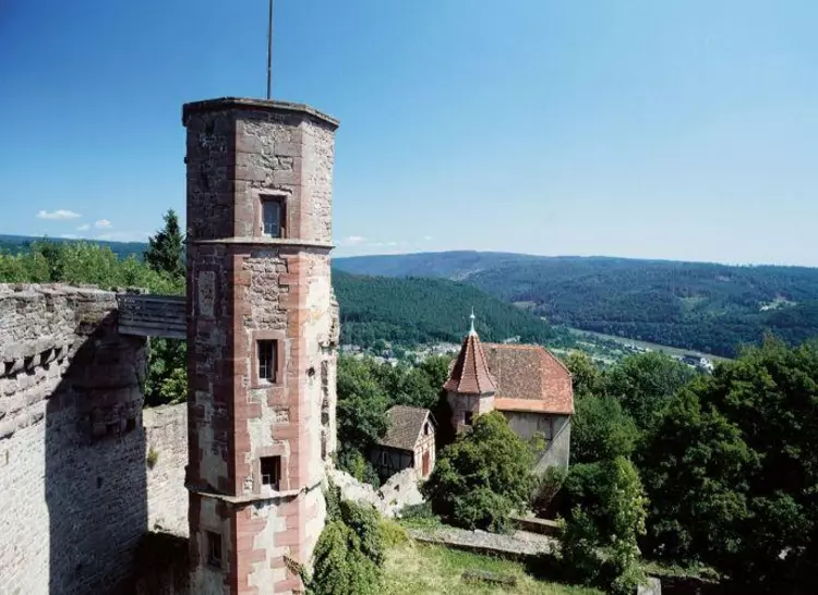 Foto: Staatliche Schlösser und Gärten Baden-Württemberg, Arnim Weischer Die Burg Dilsberg mit Kommandantenhaus