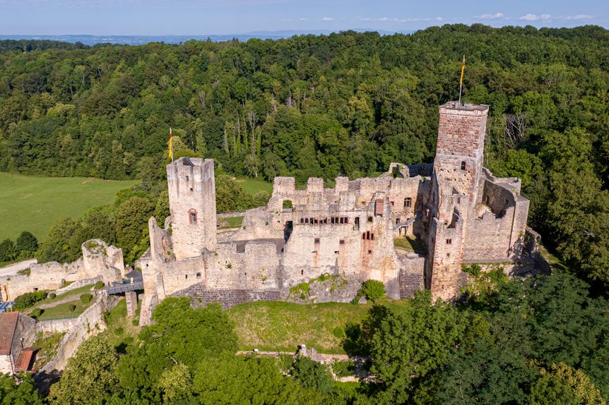 Luftbild der von Wald umgebenen oberen Burgruine Rötteln mit Türmen und Mauern