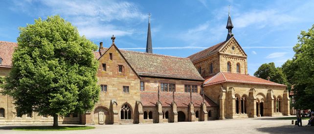 Kloster Maulbronn, Ansicht auf Kloster und Klosterhof vor blauem Himmel