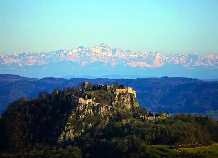 Foto: Staatliche Schlösser und Gärten Baden-Württemberg, Achim Mende Festungsruine Hohentwiel mit Alpenpanorama