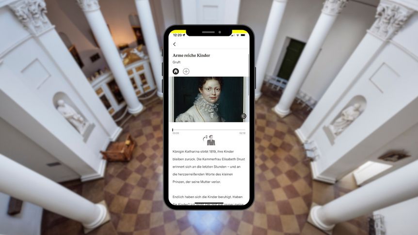 Smartphone mit Vielfalt-Tourstation vor einer Ansicht des Innenraums der Grabkapelle auf dem Württemberg