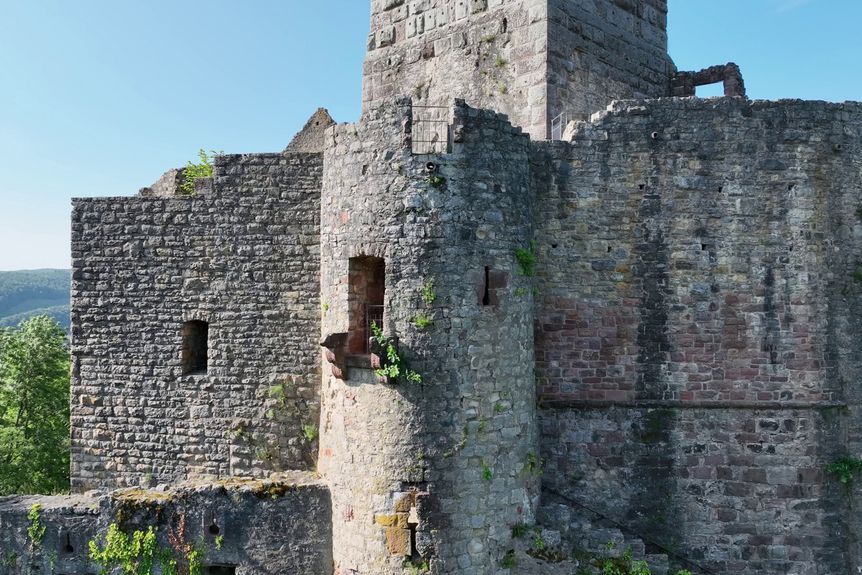 Burg Rötteln, Schildmauer der Ruine von Norden, mit Bergfried im Hintergrund
