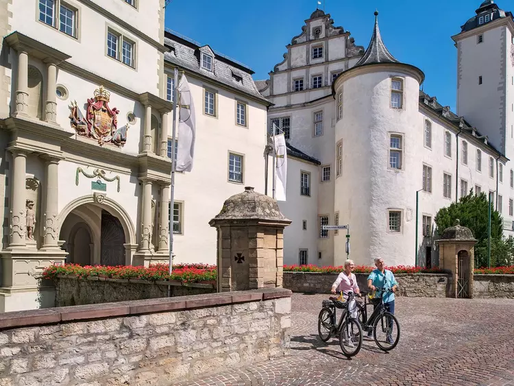 Foto: Staatliche Schlösser und Gärten Baden-Württemberg, Niels Schubert Residenzschloss Mergentheim, Besucher mit Fahrrädern