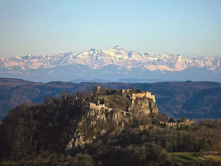 Foto: Staatliche Schlösser und Gärten Baden-Württemberg, Achim Mende Festungsruine Hohentwiel, Ausblick auf die Alpen